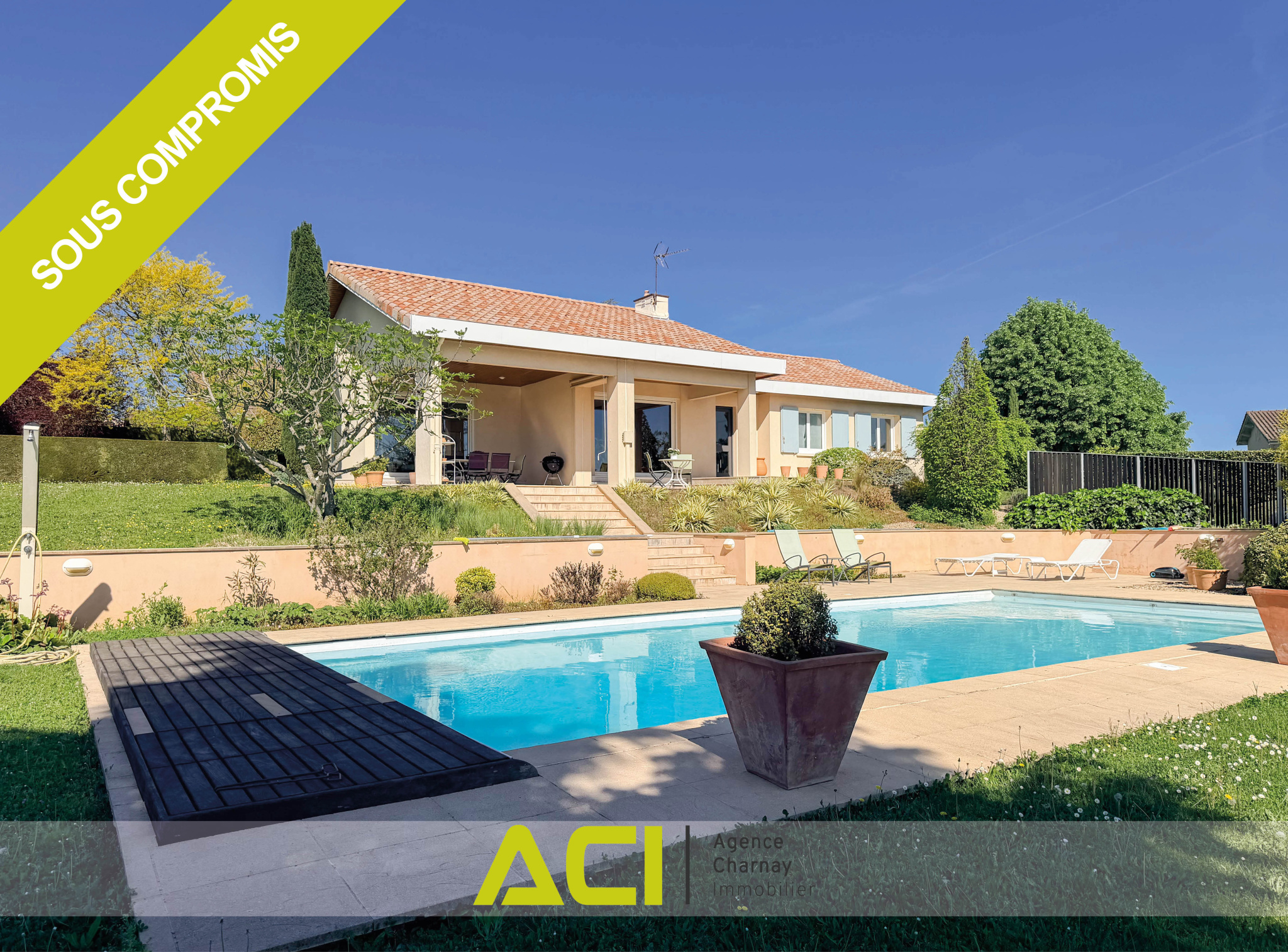 HURIGNY - VILLA COSSUE AVEC PISCINE ET GRAND JARDIN PAYSAGER