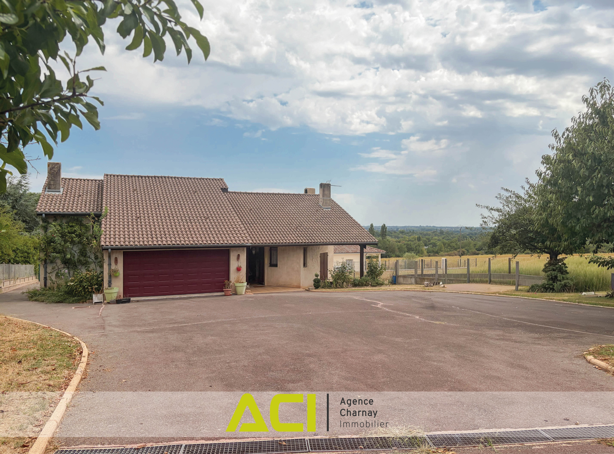 SANCE - VILLA D'ARCHITECTE AVEC CAVE VOUTEE ET GRAND JARDIN